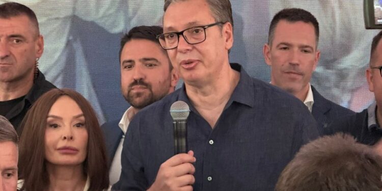 Baja Mali Knindža peva na dočeku Aleksandra Vučića u Oplanićima