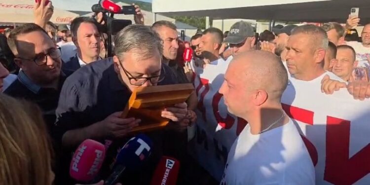Ikona Kneza Lazara poklonjena od Srba sa KiM, Vučić je celivao