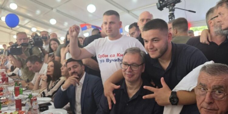 Srbi sa KiM uz Vučića: Tri prsta i zajednička fotografija