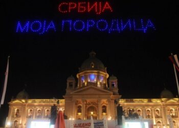 Dron šou ispred Skupštine označio Srbiju kao jedinstvenu porodicu