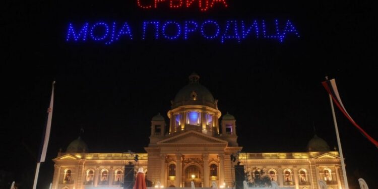 Dron šou ispred Skupštine označio Srbiju kao jedinstvenu porodicu