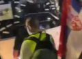 Šačica protivnika blokirala prolaz podržavaocima predsednika kod autobusa