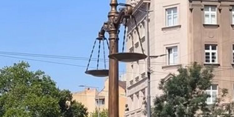 Skulptura u obliku vage sa dva tasa postavljena na Terazijama