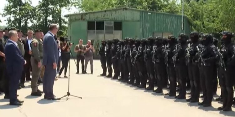 Policajcima na terenu potrebne veće plate od onih u kancelarijama, ističe Vučić