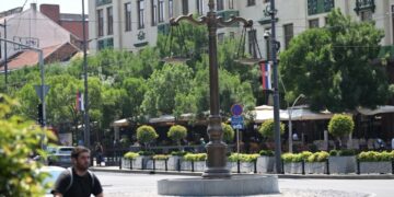 Skulptura u obliku vage sa dva tasa postavljena na Terazijama