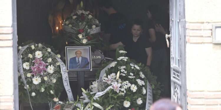 Andrija Bajić sahranjen: Pevačeve kolege i supruga se oprostili