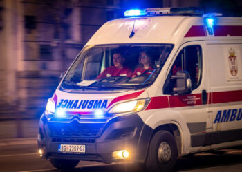 Žena teško povređena u udesu u Čačku, ispala iz vozila tokom incidenta