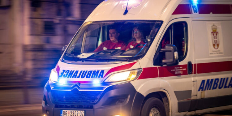 Žena teško povređena u udesu u Čačku, ispala iz vozila tokom incidenta