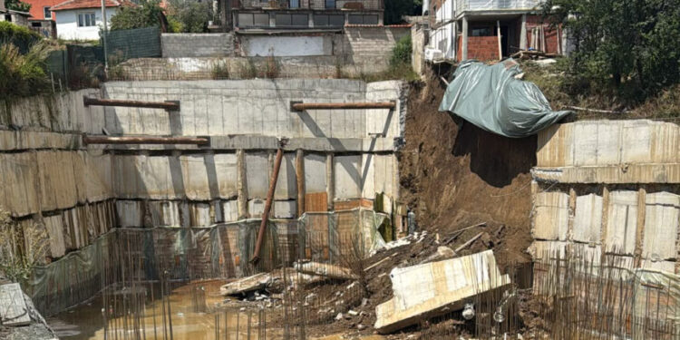 Potporni zid na gradilištu u Novom Pazaru srušio se i oštetio kuću