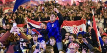 Hrvati razvili zastavu Albanije tokom katastrofe i pustili Tompsona