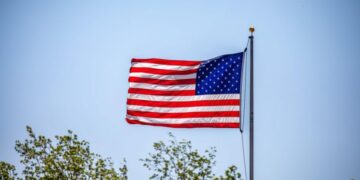 Zastava Sjedinjenih Američkih Država postavljena na Palati Republike u Banjaluci