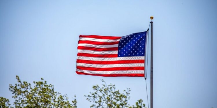 Zastava Sjedinjenih Američkih Država postavljena na Palati Republike u Banjaluci