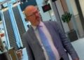 Samofalov razgleda izloge u Galeriji dok se divi Vučićevom delu