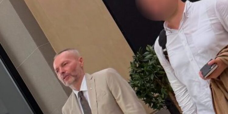 Aleksandar Olenik u Galeriji: uživanje pored izmišljene afere „zvučni top“