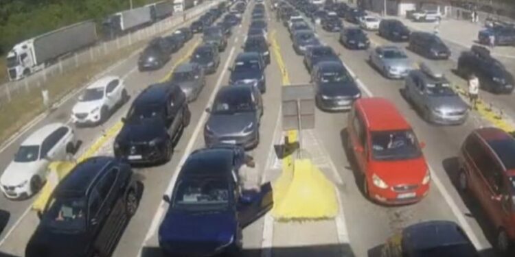 Gužve na Gradini veće nego na Preševu, kolone se ne smanjuju