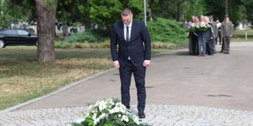 Dan ustanka obeležen polaganjem venaca na spomen groblju u Novom Sadu