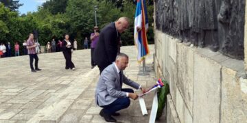 Predrag Vuletić položio venac na spomenik „Pobeda“ u Iriškom vencu