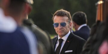 Makron pokušao da poljubi ruku supruzi Erdogana