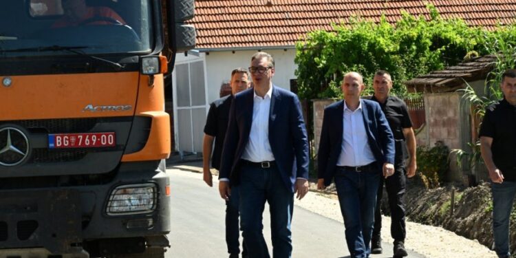 Vučić nudi novčanu nagradu za pronalaženje rupa na auto-putu