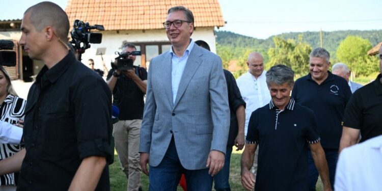 Obradovaćemo sve punoletne građane, poručuje Aleksandar Vučić