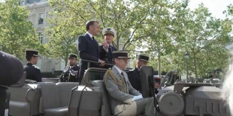 Vojna parada povodom dana Pada Bastilje započela spektakularno