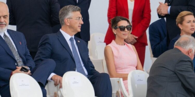 Plenković objašnjava razloge za sedenje u drugom redu, dok je Vučić u prvom