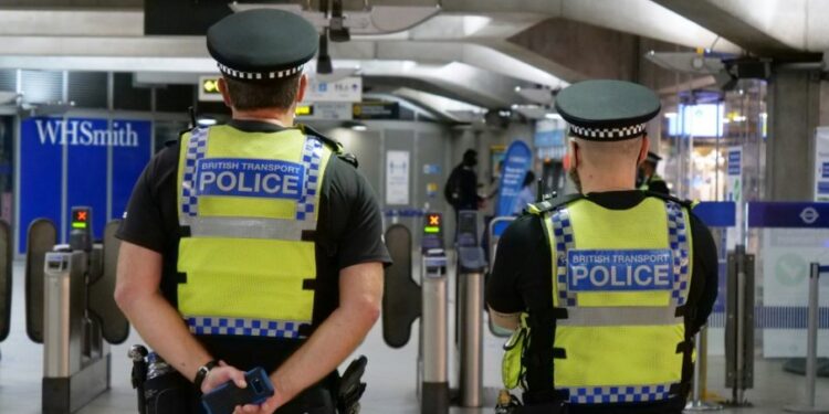 Dečak od 14 godina optužen za terorizam zbog namere napada na džamije u Londonu