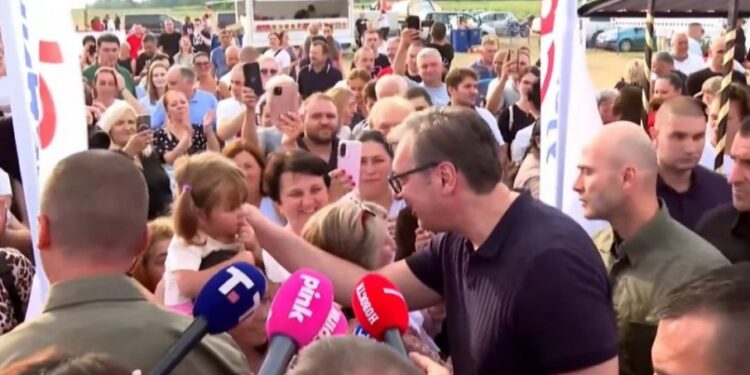 Vučić u Banovom Polju kod Bogatića okupio veliki broj građana