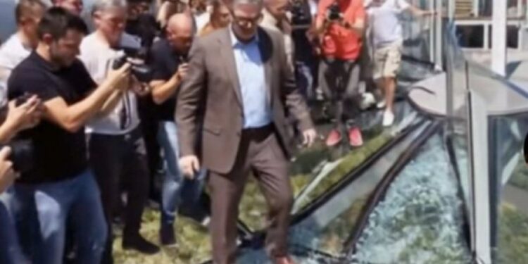 Blokaderi pogrešno interpretiraju: lažne fotografije o staklenom vidikovcu na Kablaru