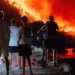 Snimak iz Omiša prikazuje borbu vatrogasaca sa požarom na terenu