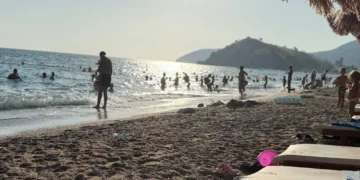 Zabranjeno kupanje na popularnoj plaži u Crnoj Gori zbog crvene zastavice