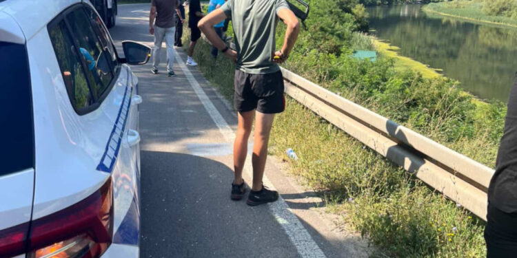 Vozač se spasio dok je auto sleteo u jezero kod Čačka