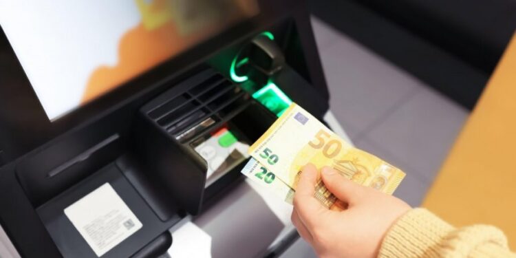 Muškarac pokušao da uplati 6.000 evra u bankomat, doživeo neprijatnost