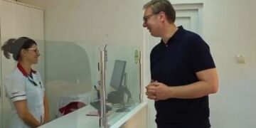 Aleksandar Vučić posetio apoteku u Kalni