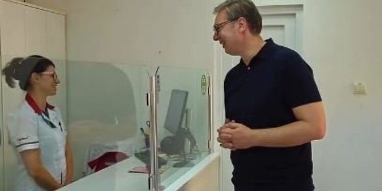 Aleksandar Vučić posetio apoteku u Kalni