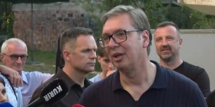 Vučić o tekstu u „Danasu“: Osudio sramotno i jadno pisanje