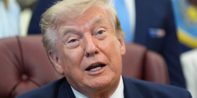 Uhvaćen naoružan muškarac u golf klubu Donalda Trampa