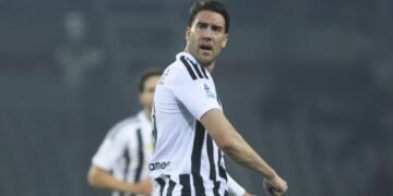 Dušan Vlahović potpisao za crno-bele, Istanbul u uzbuđenju