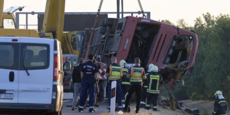 Autobus sleteo u jarak u Mađarskoj, najmanje 12 poginulih
