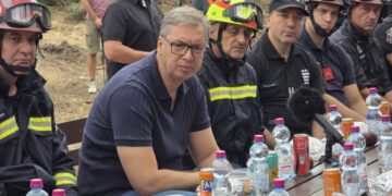 Troje vatrogasaca jedva preživelo, ali civilno stanovništvo nije ugroženo
