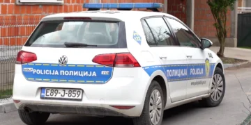 Tinejdžerka (15) nožem napala dve devojčice ispred škole u Tuzli