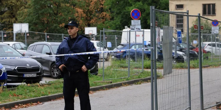 Učenik i spremačica u teškom stanju nakon napada maloletnika