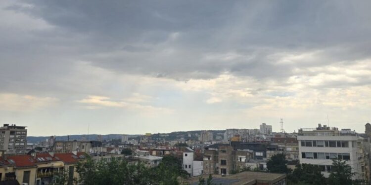 Oblačno vreme danas, uveče moguća kratkotrajna kiša i temperatura do 27 stepeni