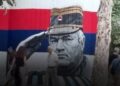 Mural Ratka Mladića u Beogradu sa srpskom trobojkom u pozadini