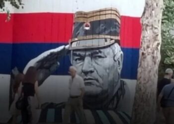 Mural Ratka Mladića u Beogradu sa srpskom trobojkom u pozadini
