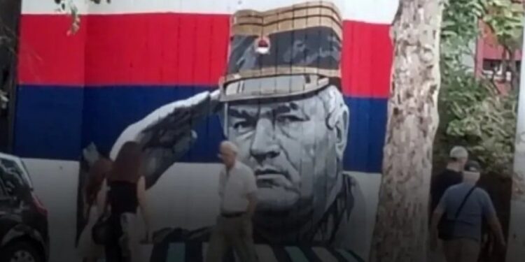 Mural Ratka Mladića u Beogradu sa srpskom trobojkom u pozadini