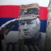 Mural Ratka Mladića u Beogradu sa srpskom trobojkom u pozadini