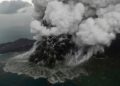 Vulkan Anak Krakatau izazvao haos: Otkazano više od 300 letova, 150.000 putnika na aerodromu