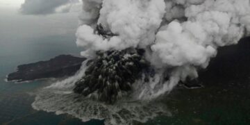 Vulkan Anak Krakatau izazvao haos: Otkazano više od 300 letova, 150.000 putnika na aerodromu