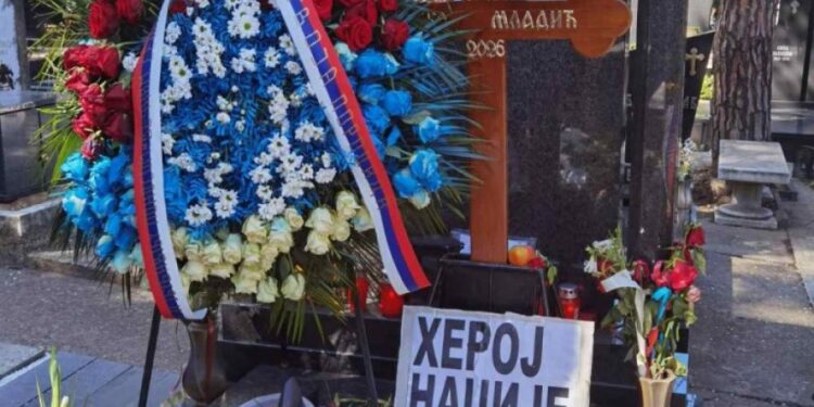 Prizori sa groba generala Mladića na Topčideru dan nakon sahrane
